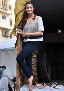 Alia Bhatt feet photo thumbnail