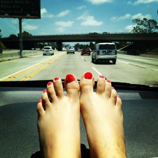 Victoria Justice feet photo thumbnail