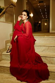 Isis Valverde feet photo thumbnail
