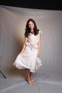 Isis Valverde feet photo thumbnail