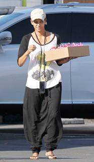 Halle Berry feet photo thumbnail