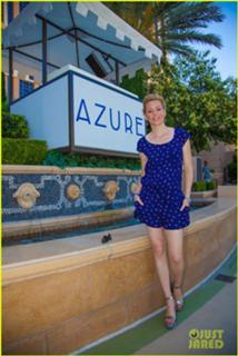 Elizabeth Banks feet photo thumbnail
