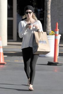 Kaley Cuoco feet photo thumbnail