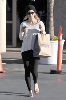Kaley Cuoco feet photo thumbnail