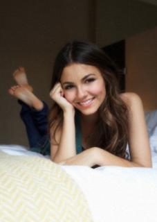 Victoria Justice feet photo thumbnail