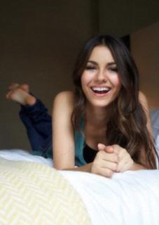 Victoria Justice feet photo thumbnail
