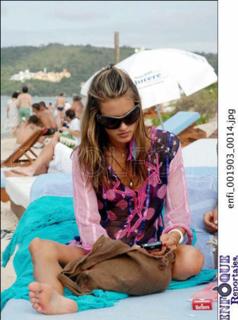 Alessandra Ambrosio feet photo thumbnail