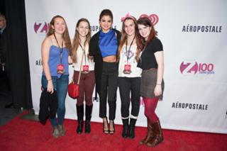 Selena Gomez feet photo thumbnail