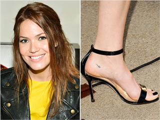 Mandy Moore feet photo thumbnail