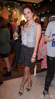 Lily James feet photo thumbnail