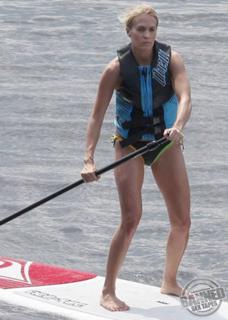 Carrie Underwood feet photo thumbnail