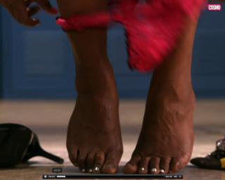 Mindy Kaling feet photo thumbnail