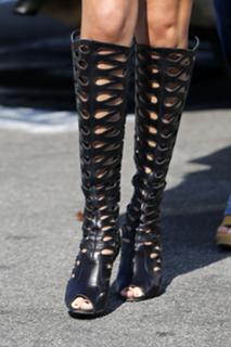Selena Gomez feet photo thumbnail