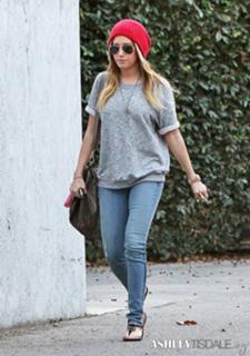 Ashley Tisdale feet photo thumbnail