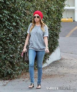 Ashley Tisdale feet photo thumbnail