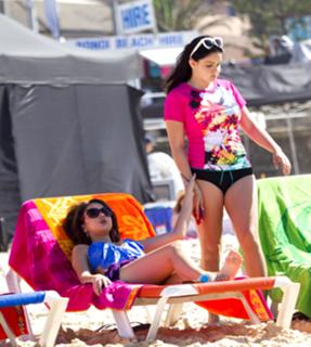 Sarah Hyland feet photo thumbnail