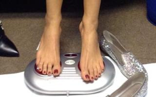 Caterina Balivo feet photo thumbnail