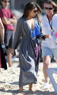 Sarah Hyland feet photo thumbnail
