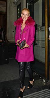 Cat Deeley feet photo thumbnail