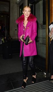 Cat Deeley feet photo thumbnail