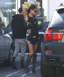 Selena Gomez feet photo thumbnail