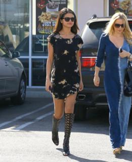 Selena Gomez feet photo thumbnail