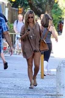 Deborah Secco feet photo thumbnail