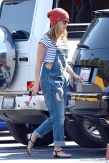 Ashley Tisdale feet photo thumbnail
