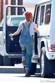 Ashley Tisdale feet photo thumbnail