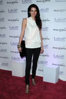 Angie Harmon feet photo thumbnail