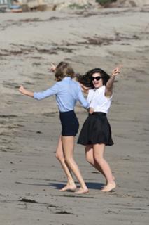 Taylor Swift feet photo thumbnail