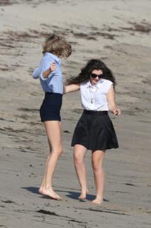 Taylor Swift feet photo thumbnail