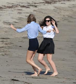 Taylor Swift feet photo thumbnail