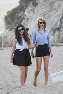 Taylor Swift feet photo thumbnail