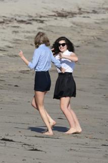 Taylor Swift feet photo thumbnail