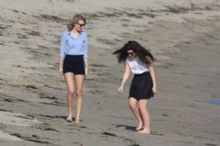 Taylor Swift feet photo thumbnail
