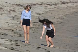 Taylor Swift feet photo thumbnail