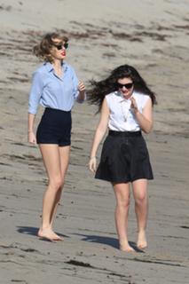 Taylor Swift feet photo thumbnail