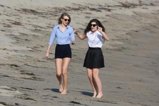 Taylor Swift feet photo thumbnail