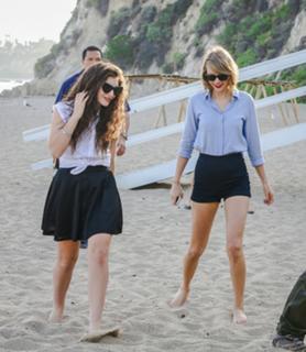 Taylor Swift feet photo thumbnail