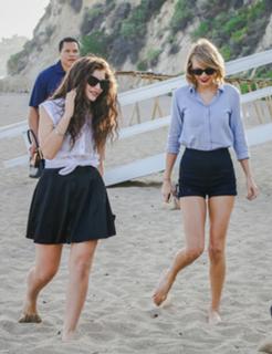 Taylor Swift feet photo thumbnail