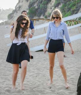 Taylor Swift feet photo thumbnail