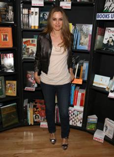 Alicia Silverstone feet photo thumbnail