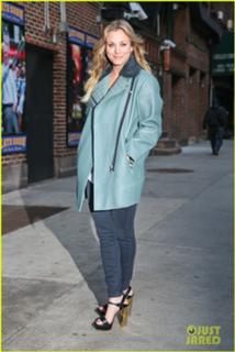 Kaley Cuoco feet photo thumbnail