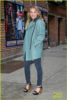 Kaley Cuoco feet photo thumbnail