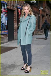Kaley Cuoco feet photo thumbnail