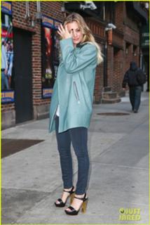 Kaley Cuoco feet photo thumbnail