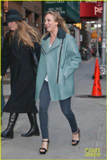Kaley Cuoco feet photo thumbnail