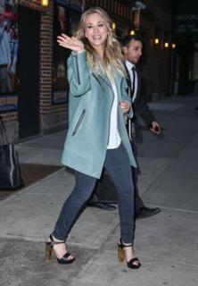 Kaley Cuoco feet photo thumbnail