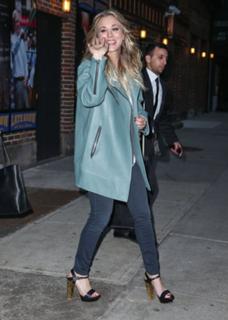 Kaley Cuoco feet photo thumbnail